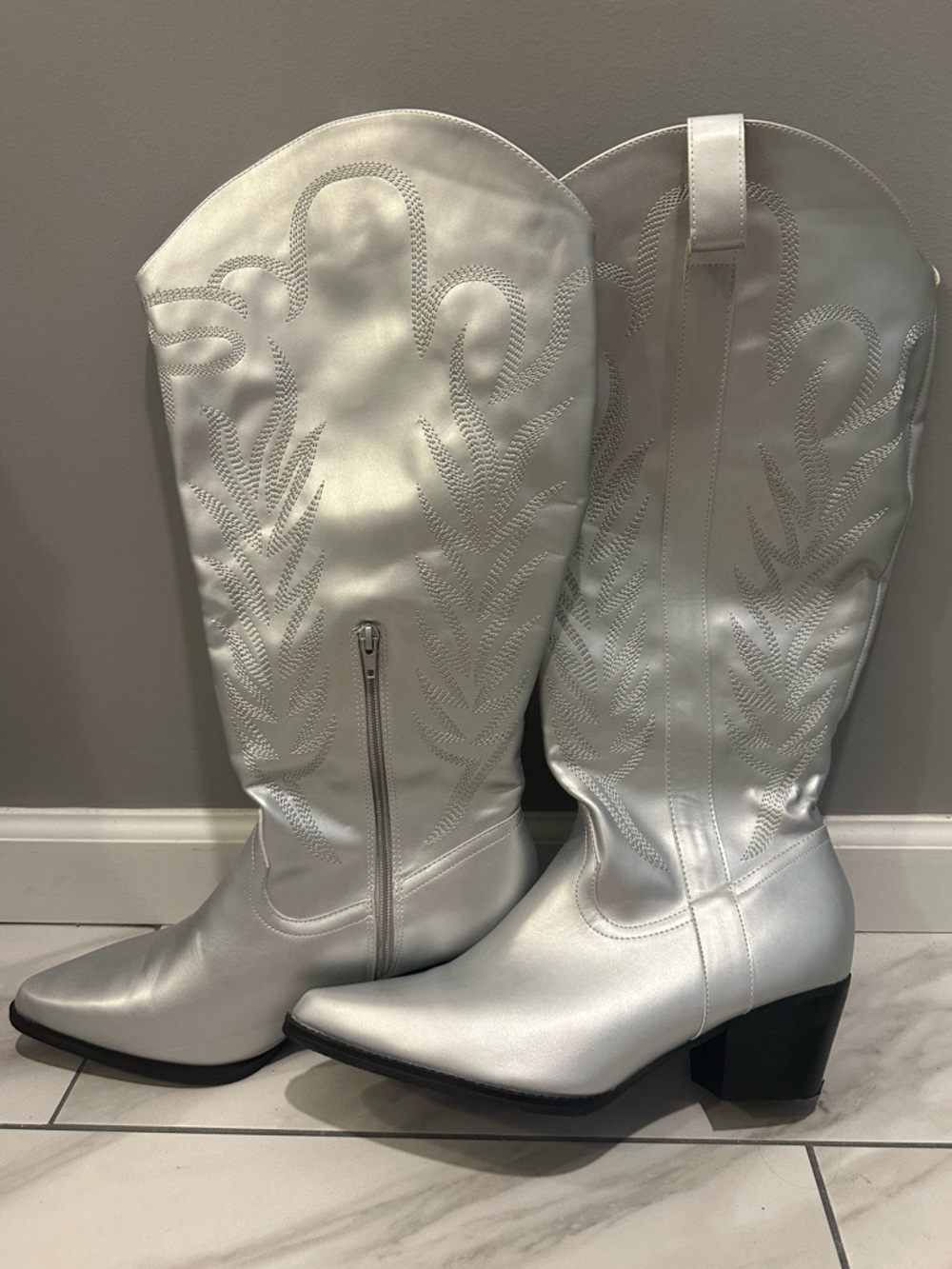 Arula Viola Wide Width & Calf Boots Silver Size 11 Wide - Picture 3 of 7